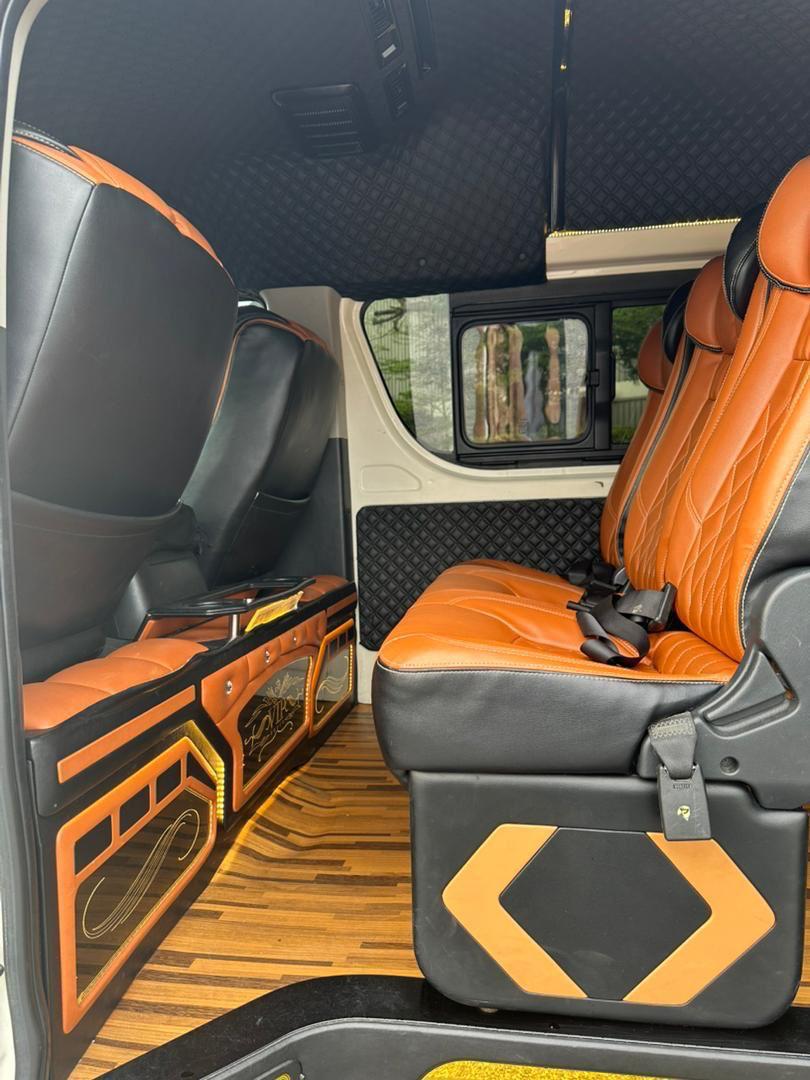 Hiace 11 Seater Auto (8)