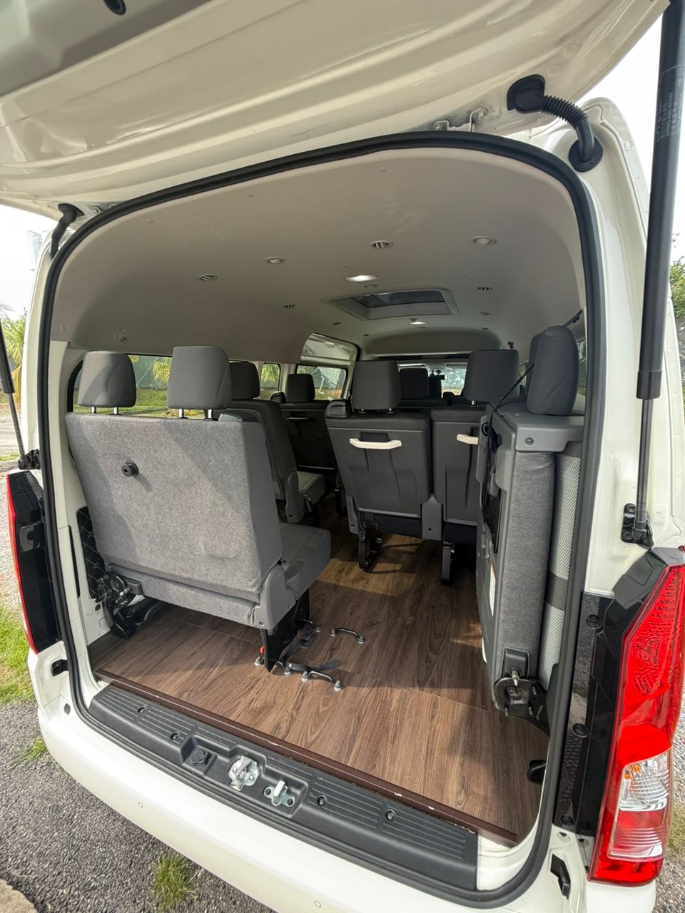 Hiace SLWB 15 Seater Auto (1)