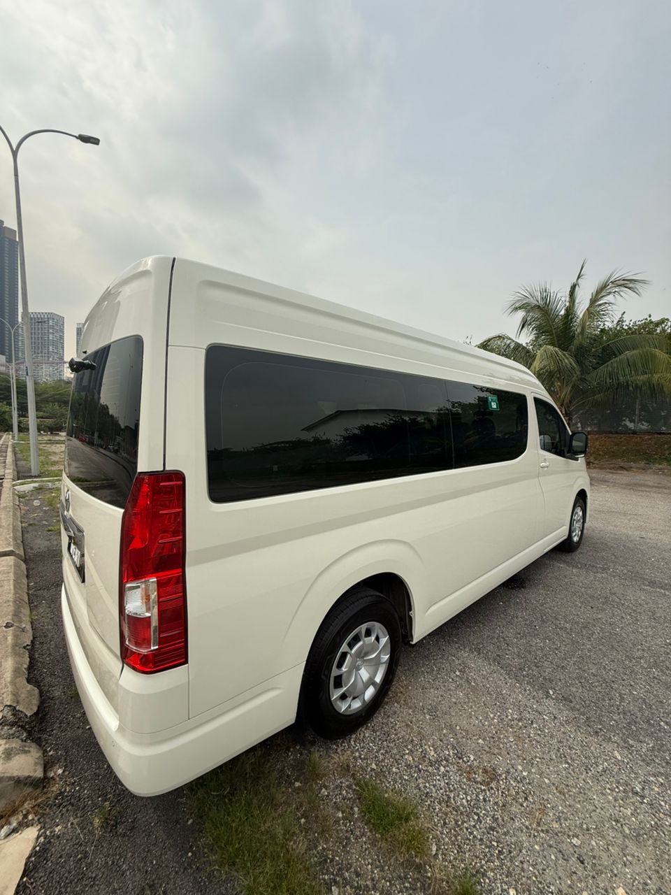 Hiace SLWB 15 Seater Auto (2)