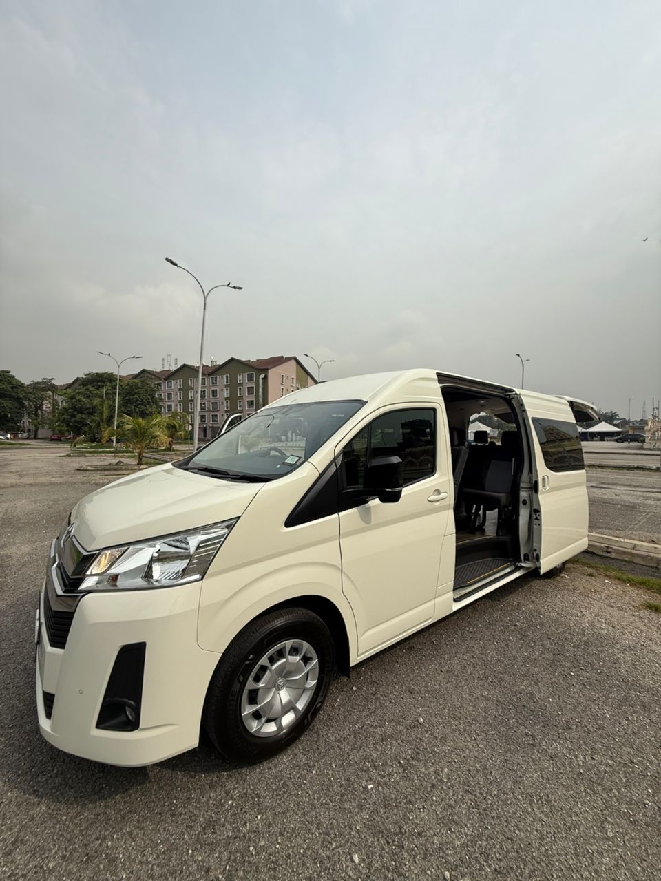 Hiace SLWB 15 Seater Auto (3)