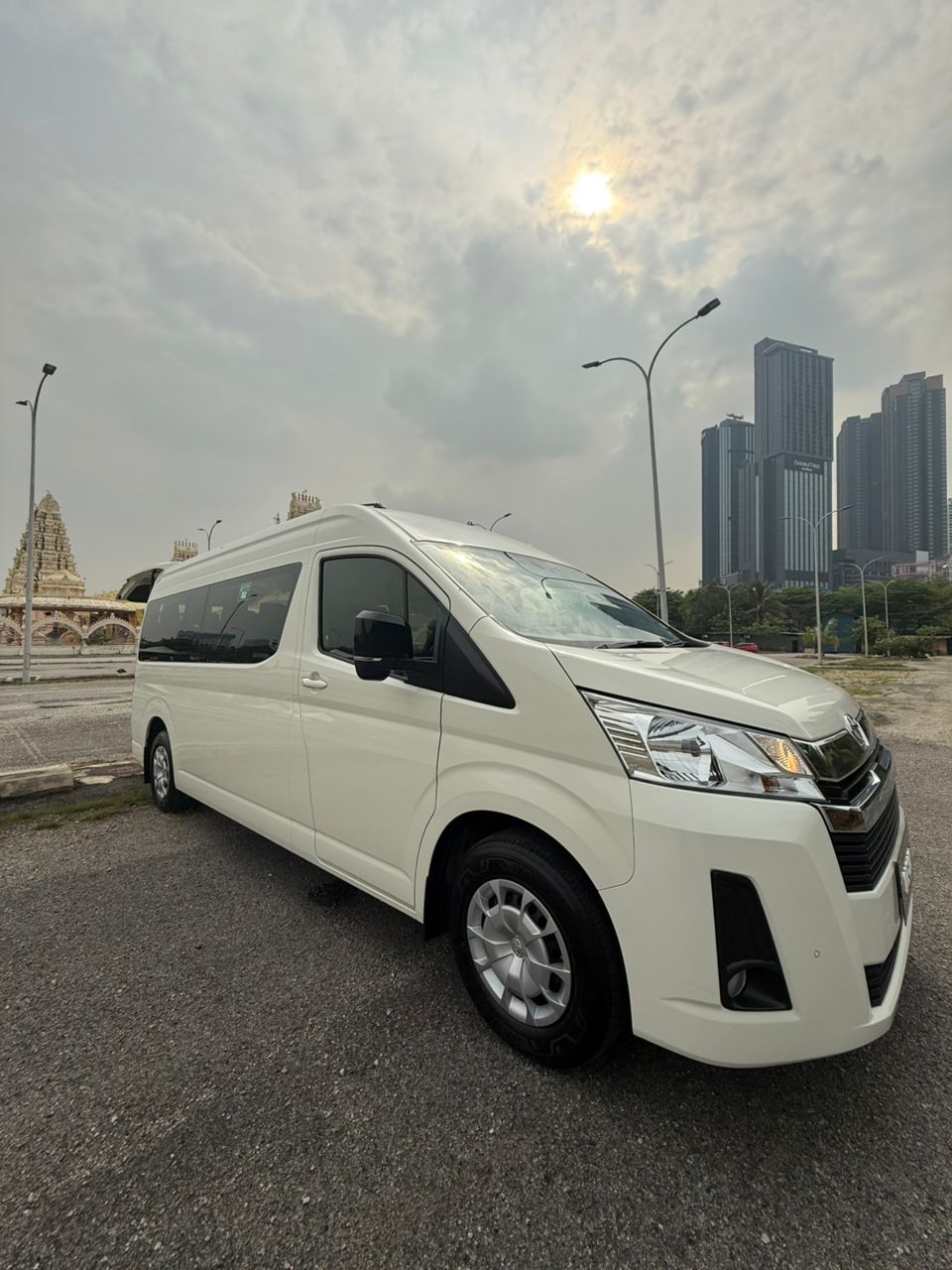Hiace SLWB 15 Seater Auto (4)