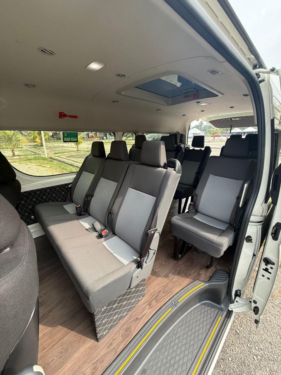 Hiace SLWB 15 Seater Auto (5)