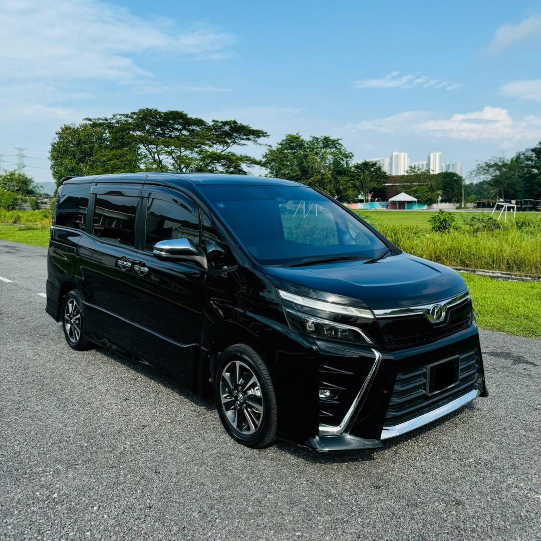 Toyota Voxy (1)