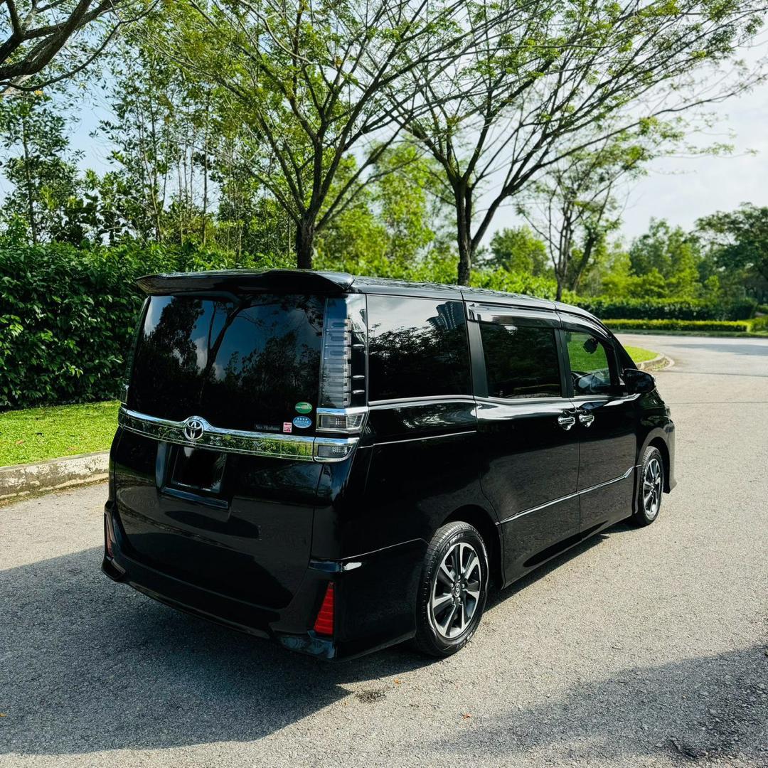 Toyota Voxy (2)
