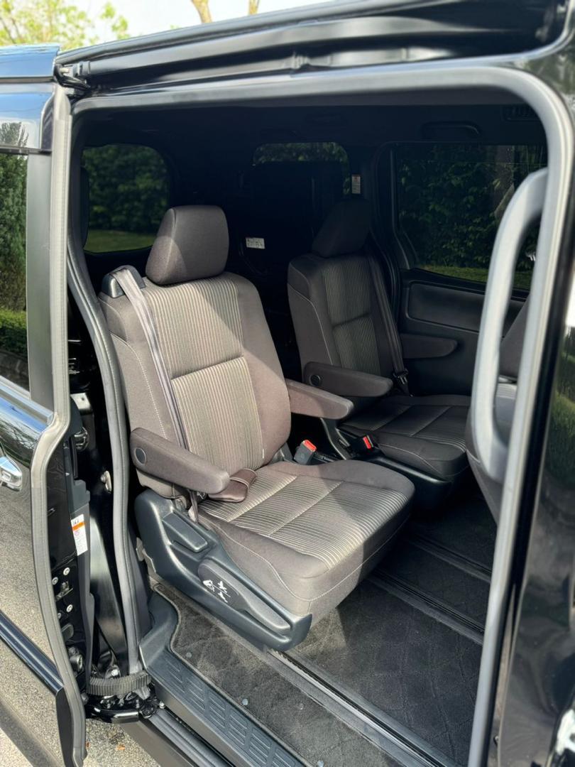 Toyota Voxy (3)