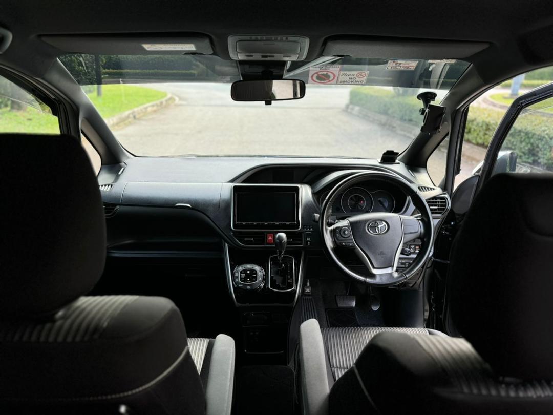 Toyota Voxy (4)